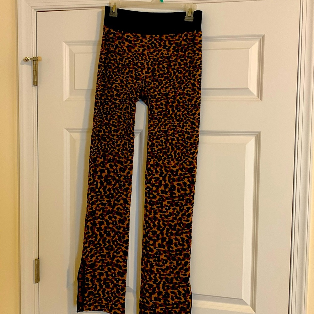 Fanatics women’s spandex pants. Color wavy/ black/ cheetah. Size L